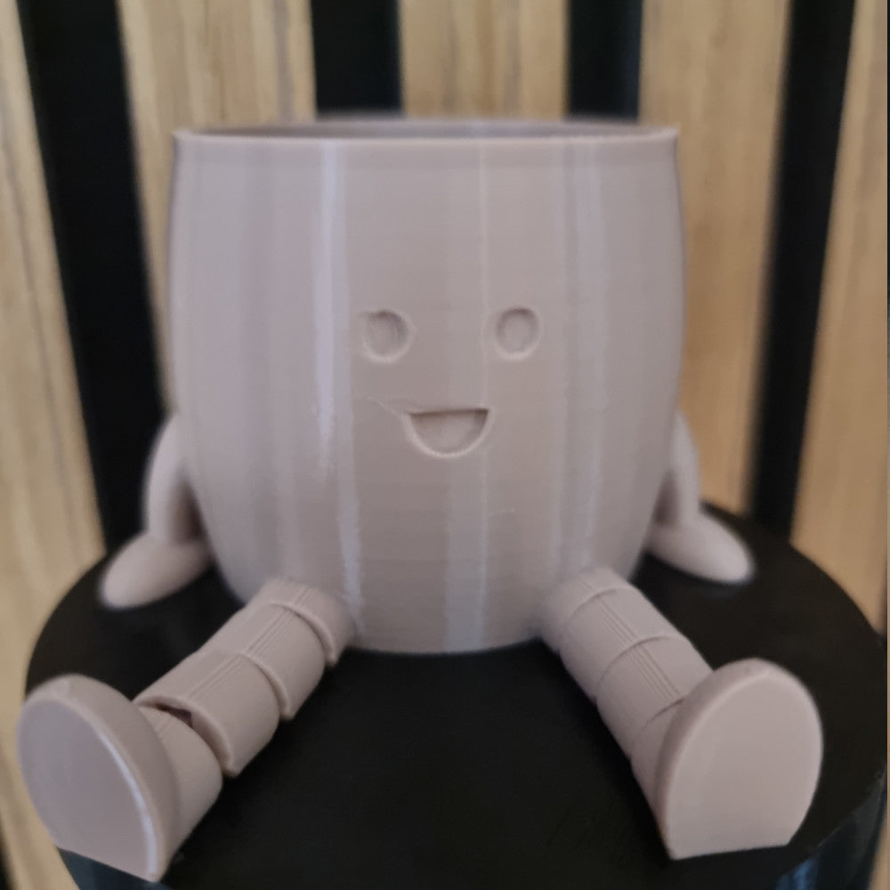 Sitzender Übertopf mit beweglichen Beinen